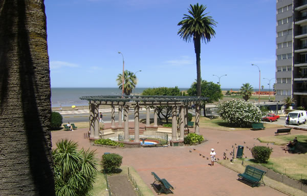 Plaza Gomensoro: Un Oasis Frente al Río de la Plata